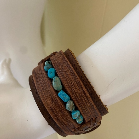 NWT LEATHER CUFF🎉🎉 - Picture 7 of 9